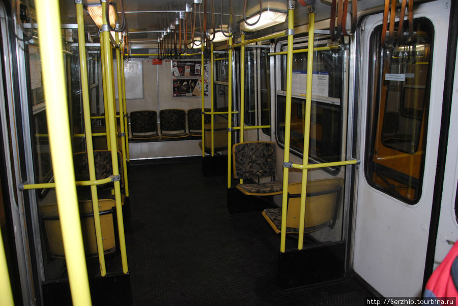 А вот так выглядит внутри вагон поезда на Жёлтой линии №1. Фотографирую от начала вагона. Будапешт, Венгрия