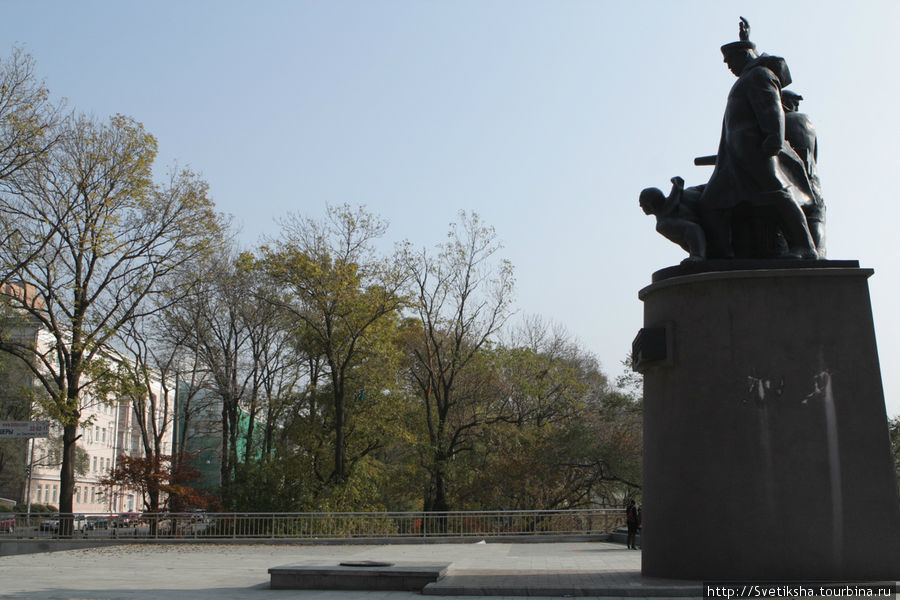 Памятник погибшим кораблям у моста через бухту Золотой Рог Владивосток, Россия