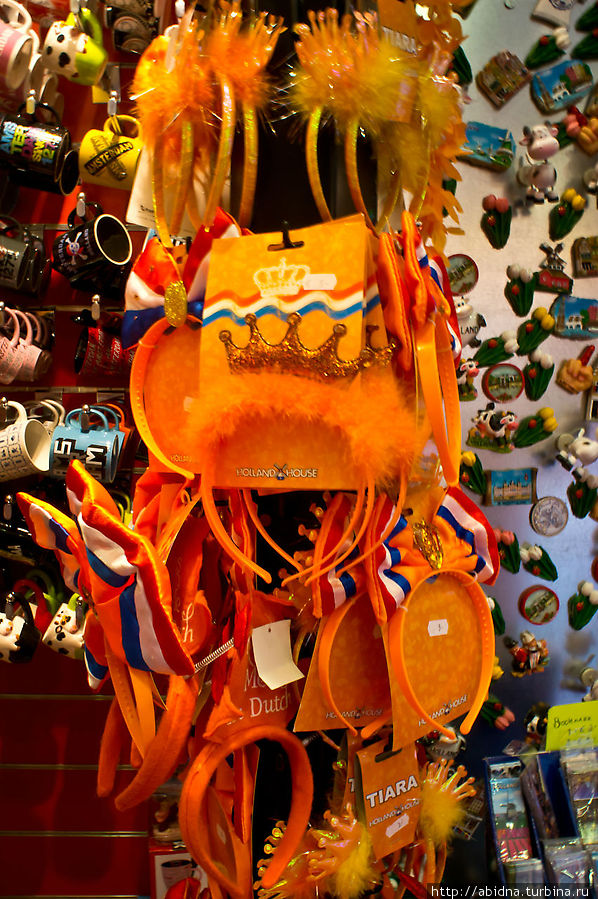 Народ готовится к празднованию Дня рождения королевы — везде уже продается оранжевая атрибутика! Амстердам, Нидерланды