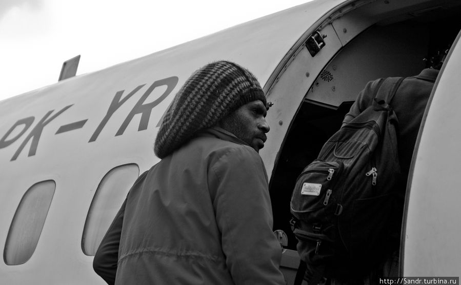 Семион Даби подымается на борт самолета Вамена, Индонезия