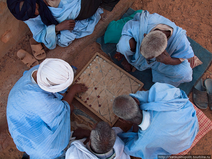 Старики играют в ту же старинную игру, что и их далекие предки. Уадан Мавритания