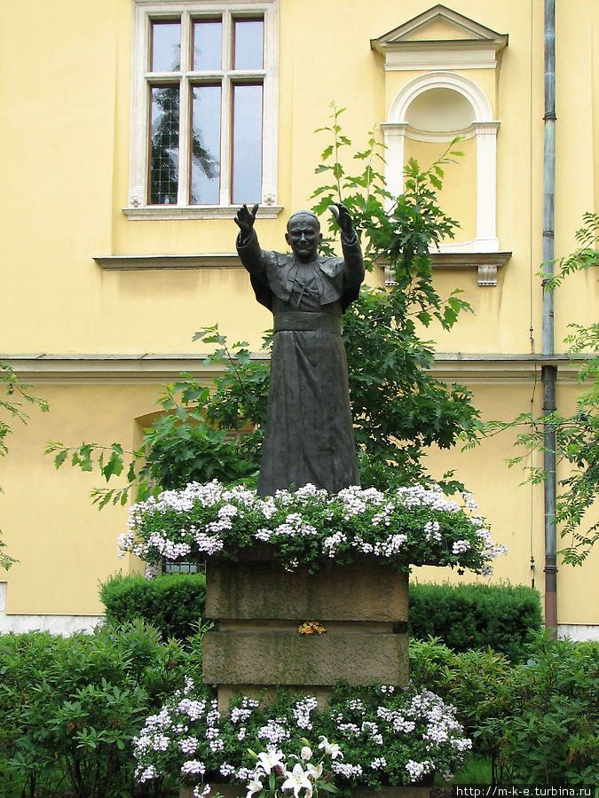 Памятник папе Римскому Иоанну Павлу Второму во внутреннем дворике Краков, Польша