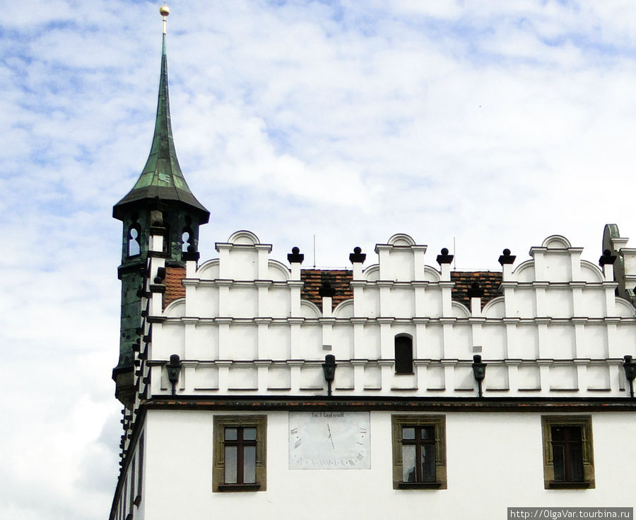 Когда-то таких башенок на ратуше было две, но после реконструкции в середине 19 века  осталась одна Литомержице, Чехия