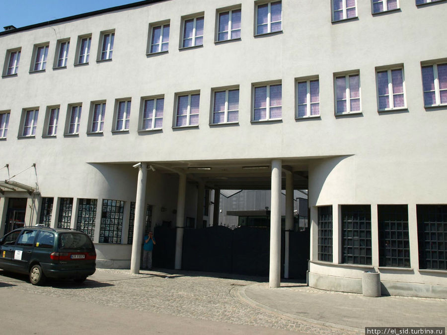 Здание фабрики Шиндлера, в котором сегодня музей. Весь фасад полностью отреставрирован, только ворота на въезде остались неизменными. Краков, Польша