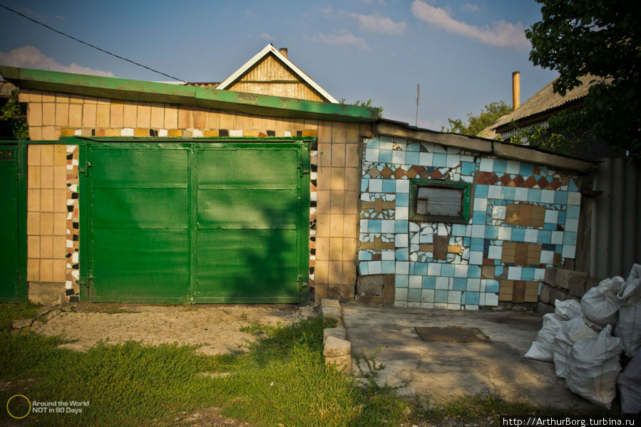 Дома и угольники в плитке. Торез, Украина