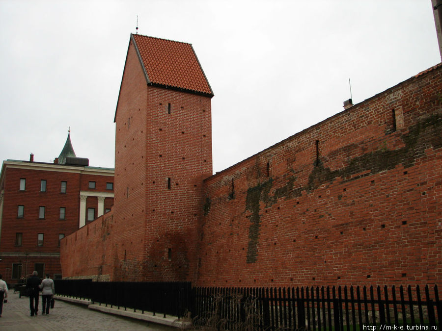 Остатки крепостной стены и башня Рамера Рига, Латвия