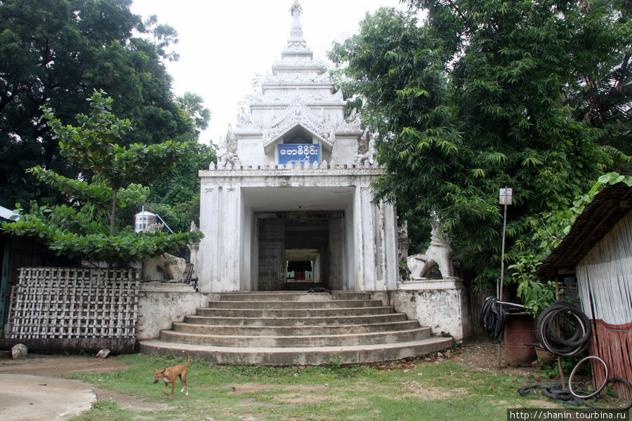 Вход в монастырь находится на центральной улице деревни Мингун, Мьянма