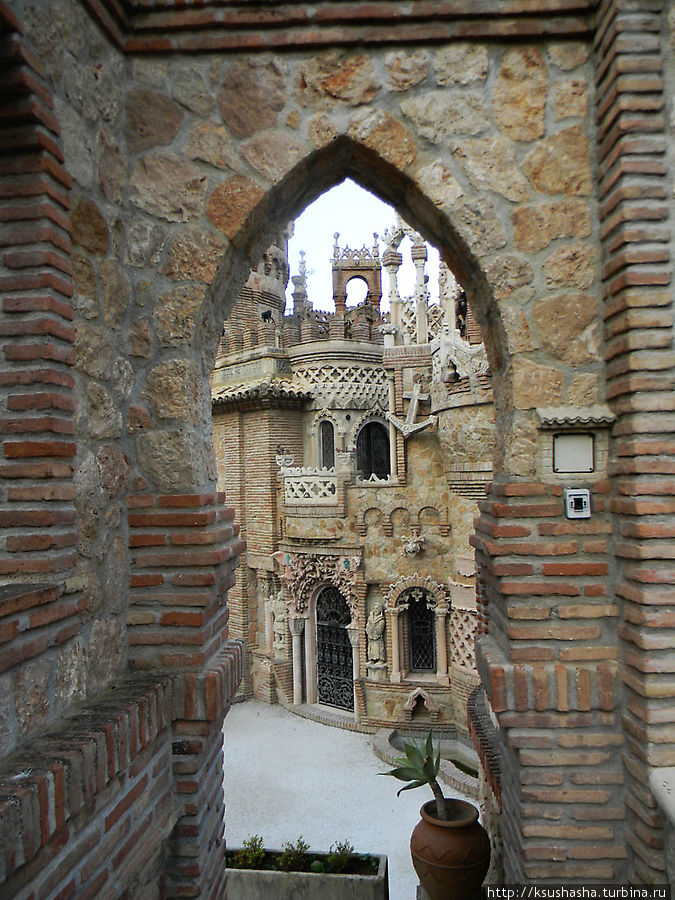 Замок Коломарес — удивительное строение Беналмадена, Испания