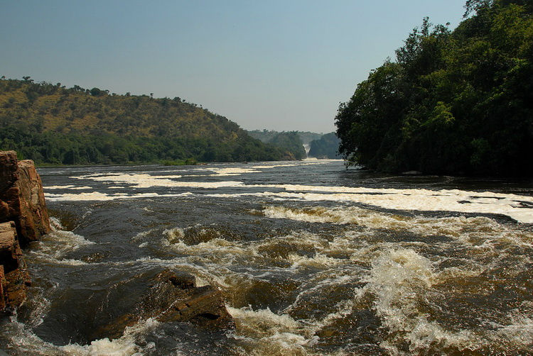 Водопадик  уже много лет  ругается с самой длинной-в-Африке рекой. Уганда