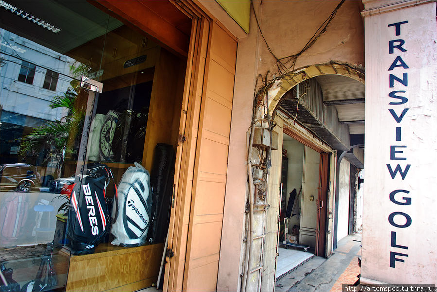 В основном встречаются дорогие магазины спортивных товаров, музыкальных инструментов и аксессуаров для гольфа. Медан, Индонезия