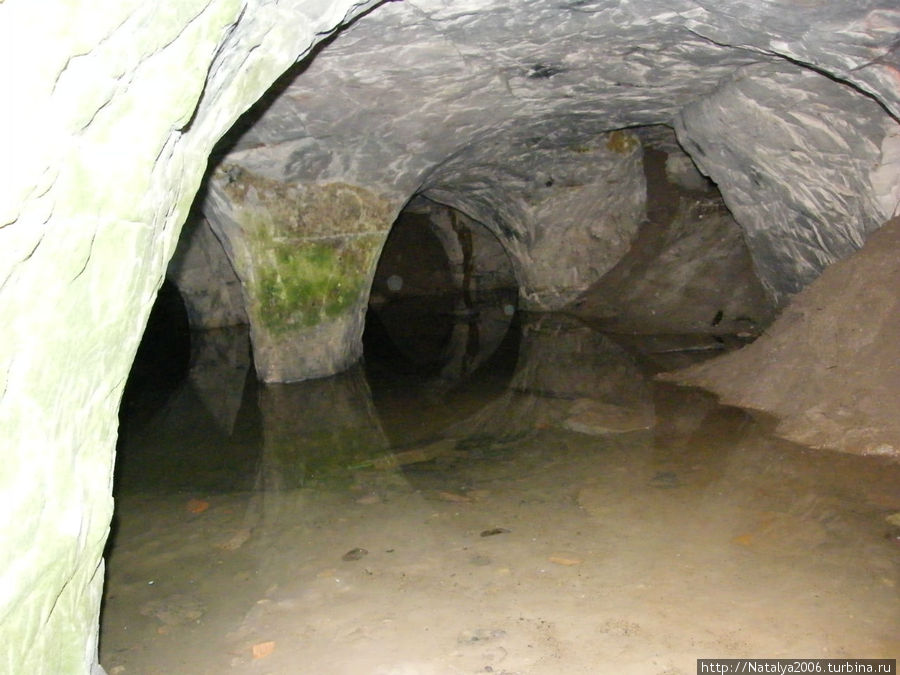 Пещера в Старой Ладоге. Республика Карелия, Россия