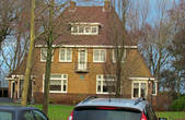 Примеры домов на правой стороне улицы  Molenvaart