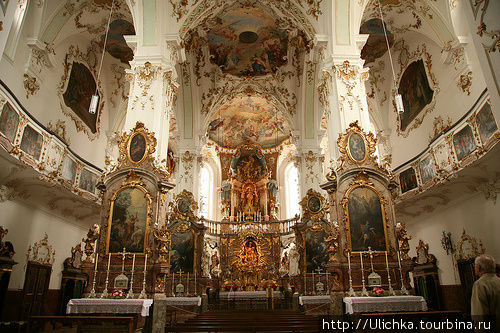 Все эти безусловные достоинства действующей бенедектинской обители привлекают десятки тысяч верующих, поклонников пивоваренного искусства, любителей живописных пейзажей и знатоков церковного зодчества, с удовольствием окунающихся в гармоничный мир монастыря Андекс. Земля Бавария, Германия