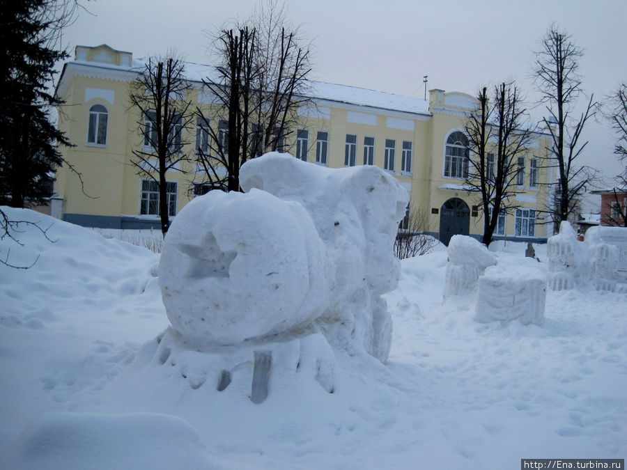 Ледяной локомотив на центральной площади Буй, Россия