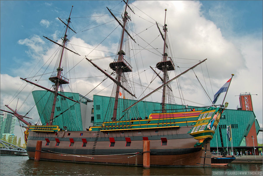 Копия в натуральную величину парусника XVII века Амстердам недалеко от крупнейшего научного музея Nemo. Амстердам, Нидерланды