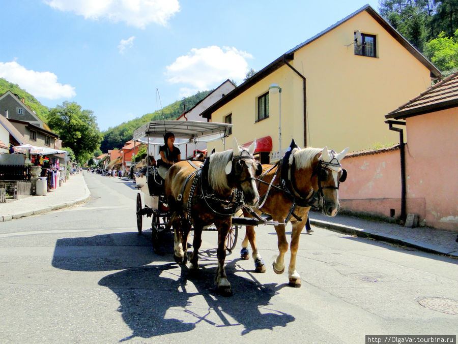 Особо ленивые могут воспользоваться конным экипажем Карлштейн, Чехия