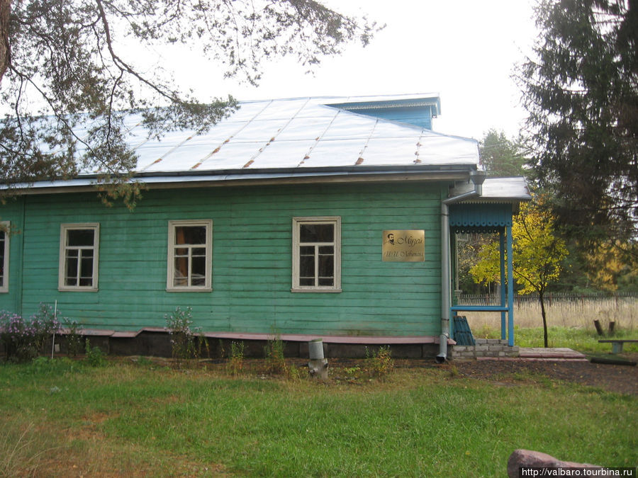 Здание старой земской школы — часть музея. Елисейково, Россия