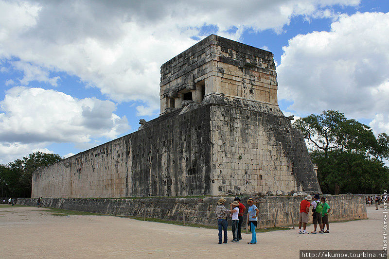 Видите кольцо в середине стены? Вот туда надо было забрасывать мяч. Чичен-Ица город майя, Мексика