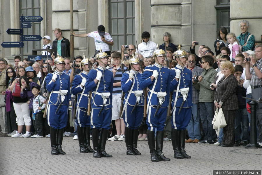 Туристы залезали на все, что выступало из королевского дворца Стокгольм, Швеция