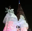 Какой же Новый год без Деда Мороза и Снегурочки. В центре городка установлена, как говорят устроители, самая высокая в России 44-метровая мультимедийная елка с программным управлением