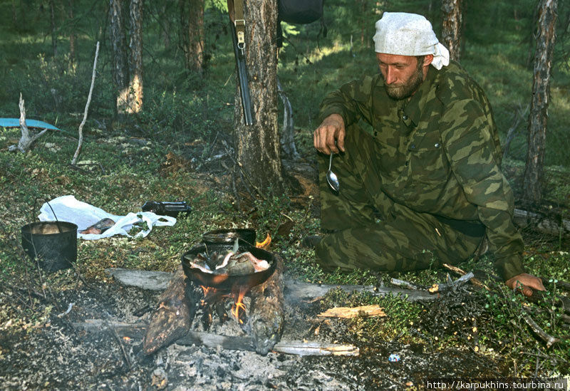 Невезучая куропатка в нашей сковородке. Всё же неистребимы в нас первобытные инстинкты. Охота, рыбалка, собирательство. Вот основные побудительные причины для большинства людей, ищущих общения с природой. Не осуждаю, но для себя нахожу другие причины. Саха (Якутия), Россия