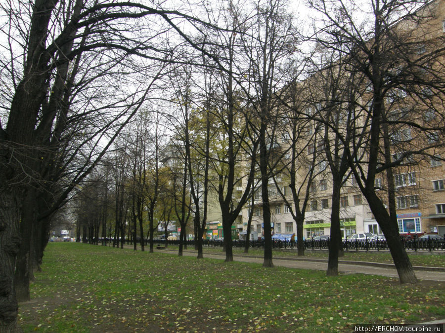 Бульвар на ул. Серпуховской вал. Москва, Россия