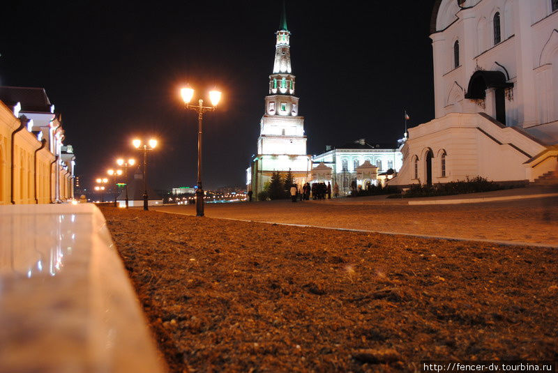 Главная аллея Кремля и падающая башня Сююмбике Казань, Россия