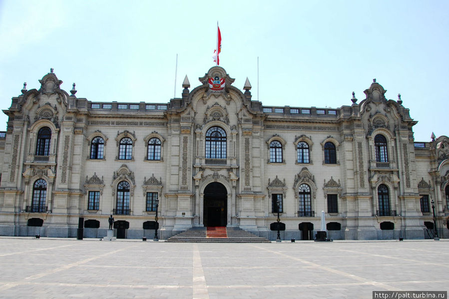 Роскошный дворец, построенный Писарро, но, к сожалению, не переживший землетрясения и пожары, отреставрированный и прекрасный – одно из украшений Пласа-Майор. Сейчас это резиденция президента Перу. Лима, Перу