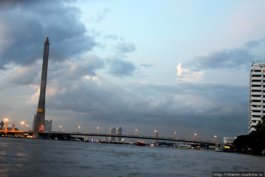 Мост короля Рамы VIII на реке Чаопхрая в Бангкоке Бангкок, Таиланд