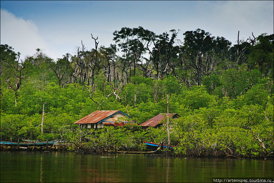 Вдоль береговой линии иногда встречаются домики, где в уединении живут люди Суматра, Индонезия