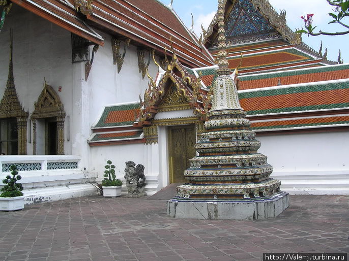 На территории храма Бангкок, Таиланд