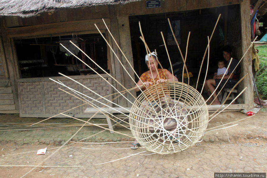 В процессе плетения корзин Провинция Сиенгкхуанг, Лаос