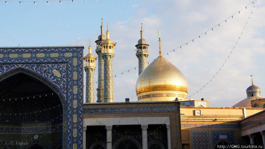 Гробница Фатимы Масуме — это гигантский комплекс, в котором могут единовременно молится десятки тысяч человек. Снимать там так же нельзя. Что-то делалось скрытно, что-то снять разрешили. Кум, Иран