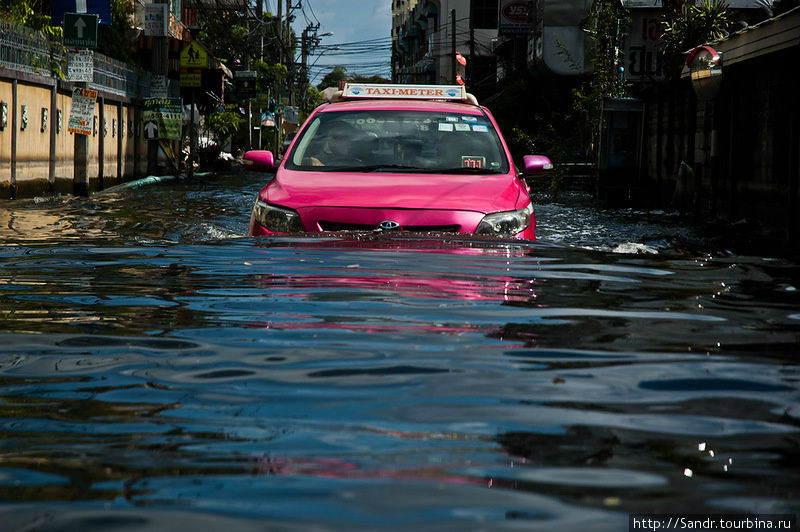 Но наводнение это еще не конец света. Именно поэтому район только затоплен, а не брошен. И жизнь здесь идет своим чередом, сопровождается своими нюансами. Бангкок, Таиланд