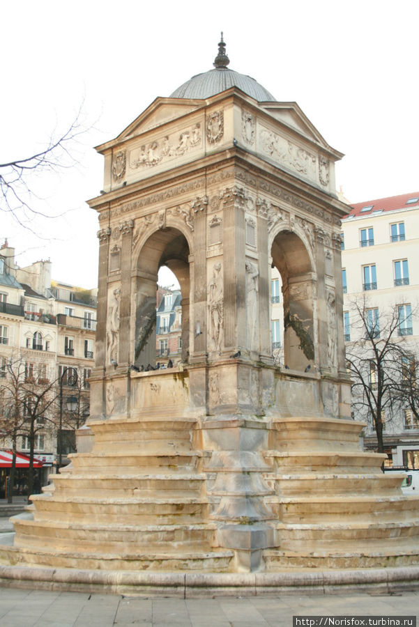 фонтан Невинных (был создан в веке XV, это копия его, конечно) Куршевель, Франция