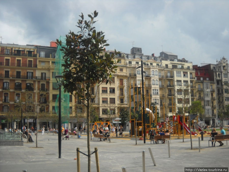 Разнообразие зданий Сан-Себастьян, Испания