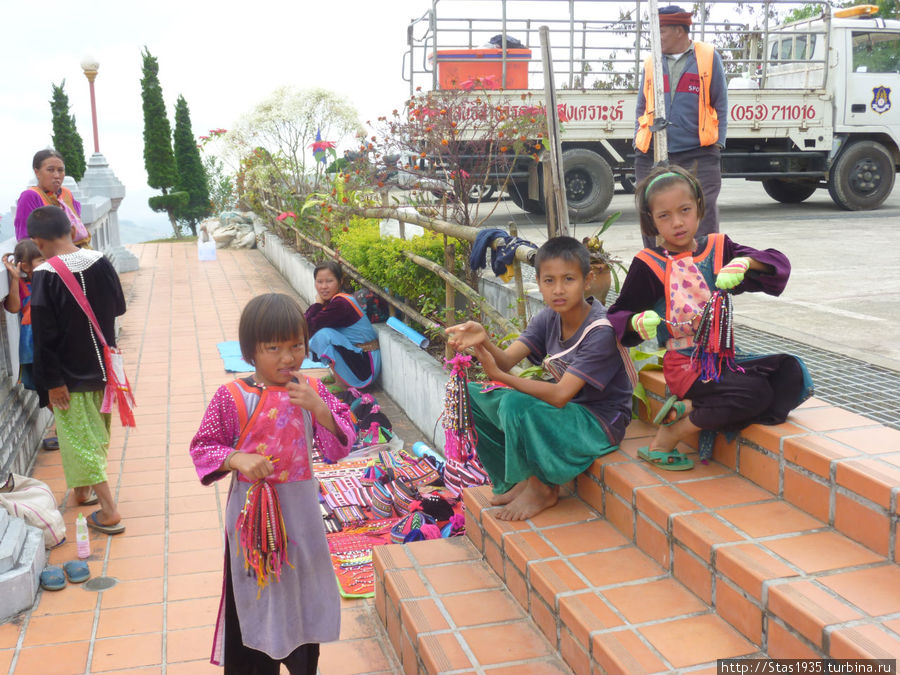 г. Мэ Салонг. Храм Phra Barom Matat.Дети народности Лису. Таиланд