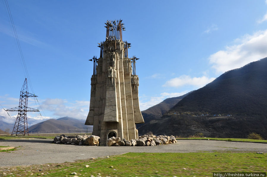 Монумент в честь строивших Жинвальскую ГЭС, питающих энергией и водой Грузии. Ананури, Грузия