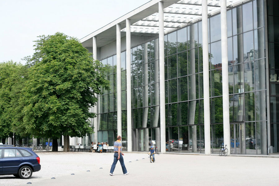 Пинакотека современности — большой музей современного искусства и дизайна. Мы стараемся посещать такие музеи в каждом крупном городе, и этот, пожалуй, на данный момент, лучший. Мюнхен, Германия