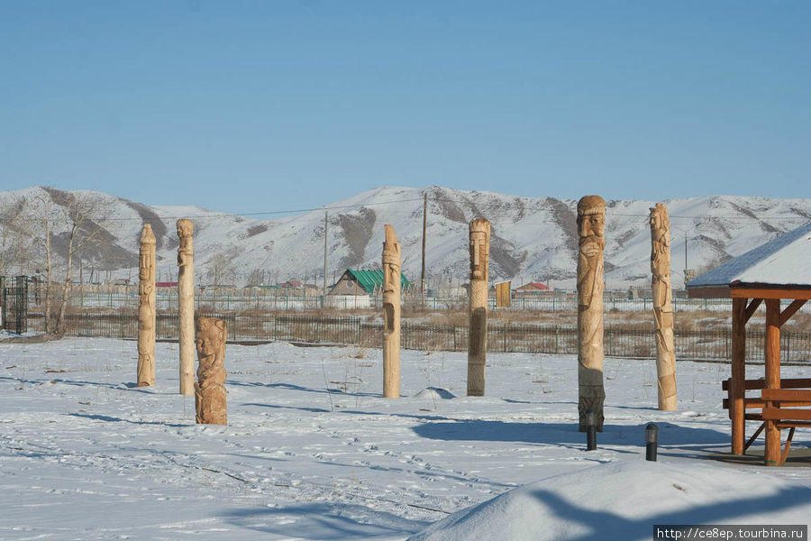 Резные столбы Баянхонгор, Монголия