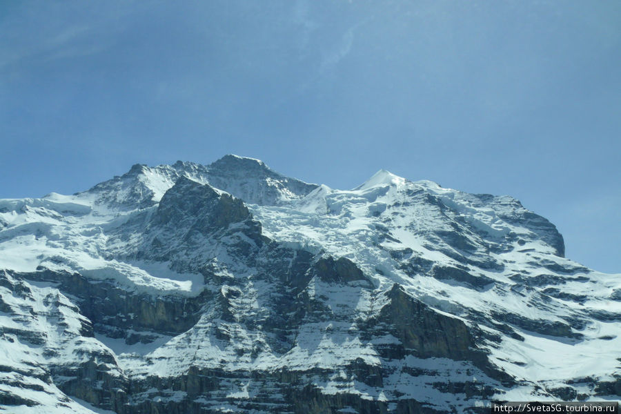 Ледник из окна поезда на обратном пути. Блестит красиво Юнгфрауйох (хребет 3471м), Швейцария