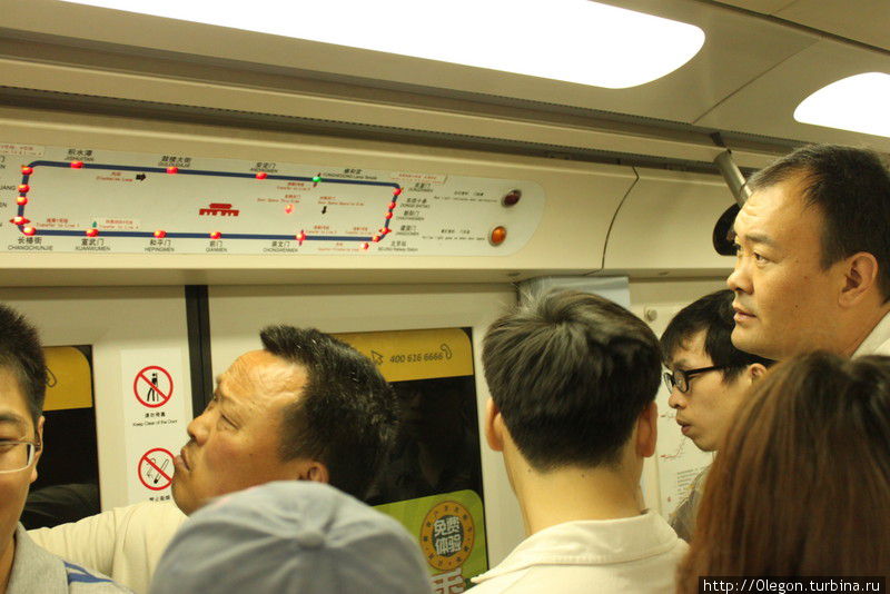 Светящиеся табло показывают на какую станцию вы прибываете Пекин, Китай