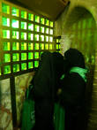 Место где омывали тело имама Али. Женщины молятся возле этого места, целуют стену и ограждение.
