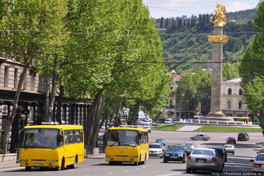 Заканчивается главный проспект площадью Свободы. Ее украшает колонна, увенчанная фигурой святого Георгия. Тбилиси, Грузия
