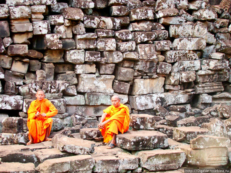 Нередко на разрушенных храмах можно увидеть монахов, сидящих под палящим солнцем в раздумьях о вечном... Камбоджа