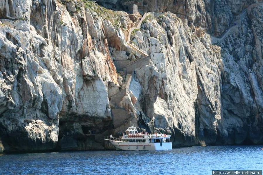 Попасть в пещеру можно вот на таком кораблике, который отправляется из порта городка Альгеро.