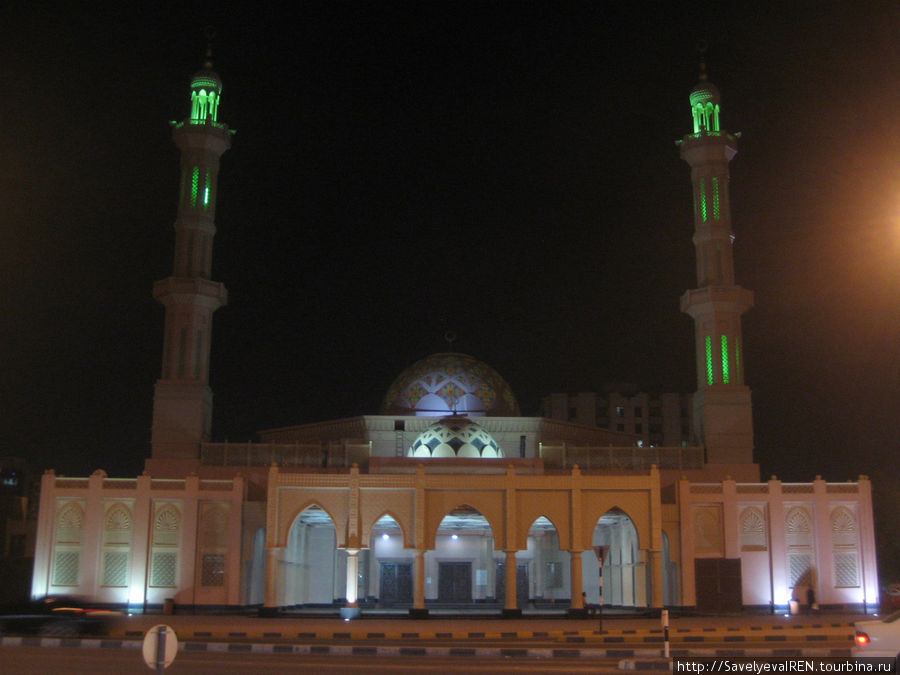 Мечеть вплотную примыкает к стенам музея. Вечерняя подсветка делает ее воздушной, Аджман, ОАЭ