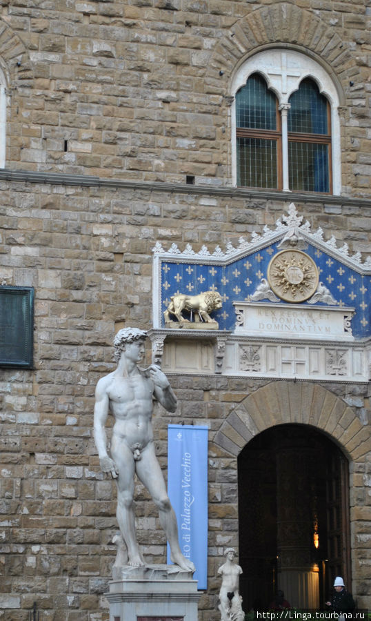 №2: Давид Микеланджело был установлен здесь как символ республики в 1504 году. С 1873 г. на площади находится копия. Подлинник — в галерее Академии. Флоренция, Италия
