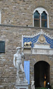 №2: Давид Микеланджело был установлен здесь как символ республики в 1504 году. С 1873 г. на площади находится копия. Подлинник — в галерее Академии.