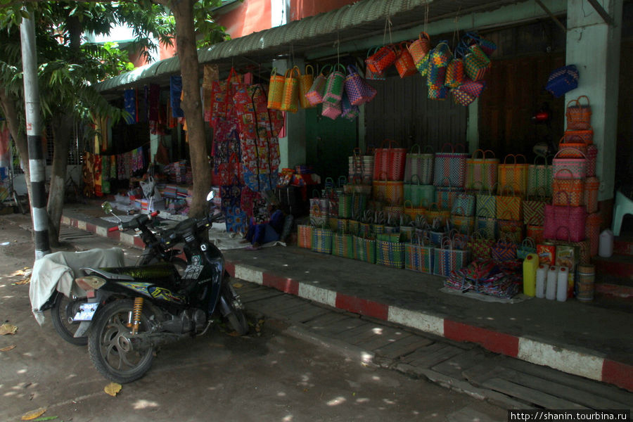 Магазин на центральной улице Монива, Мьянма